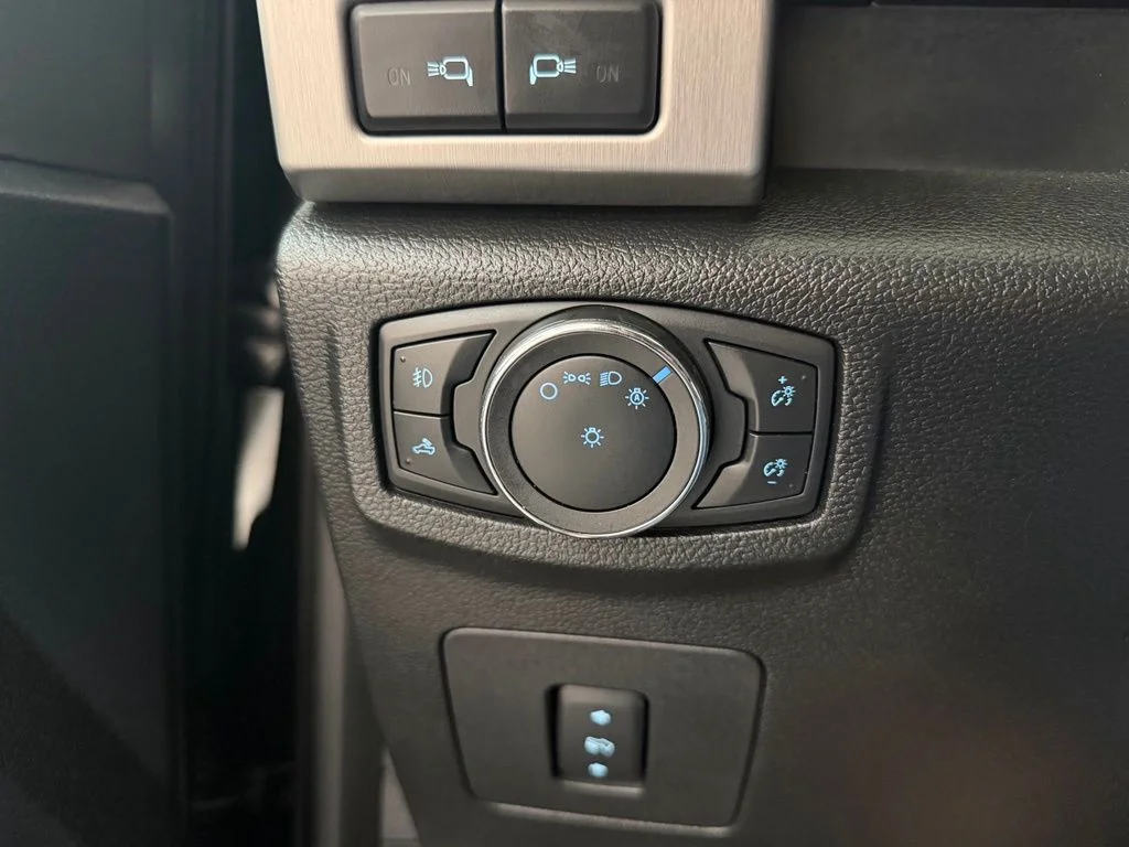 Used 2015 Gray Ford Platinum image 22