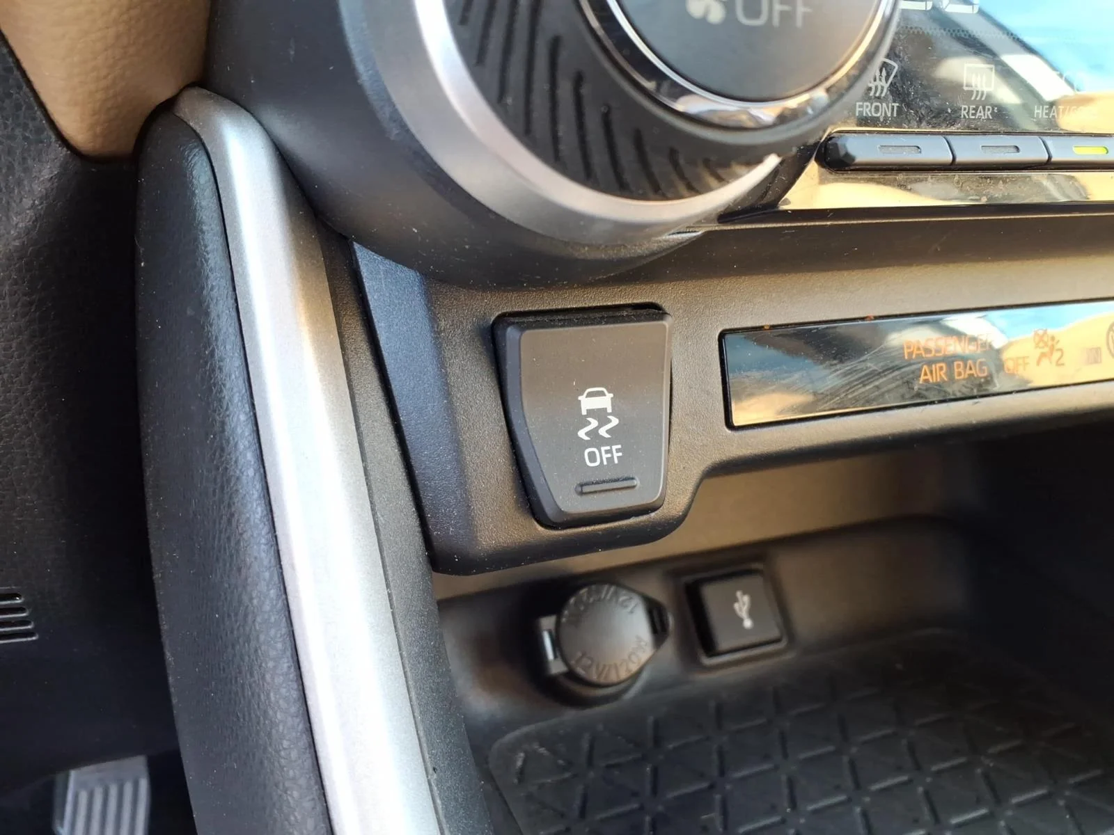 Used 2020 Super White Toyota XLE Premium image 7
