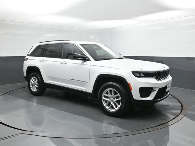 Used 2025 White/off-white Jeep Laredo image 26