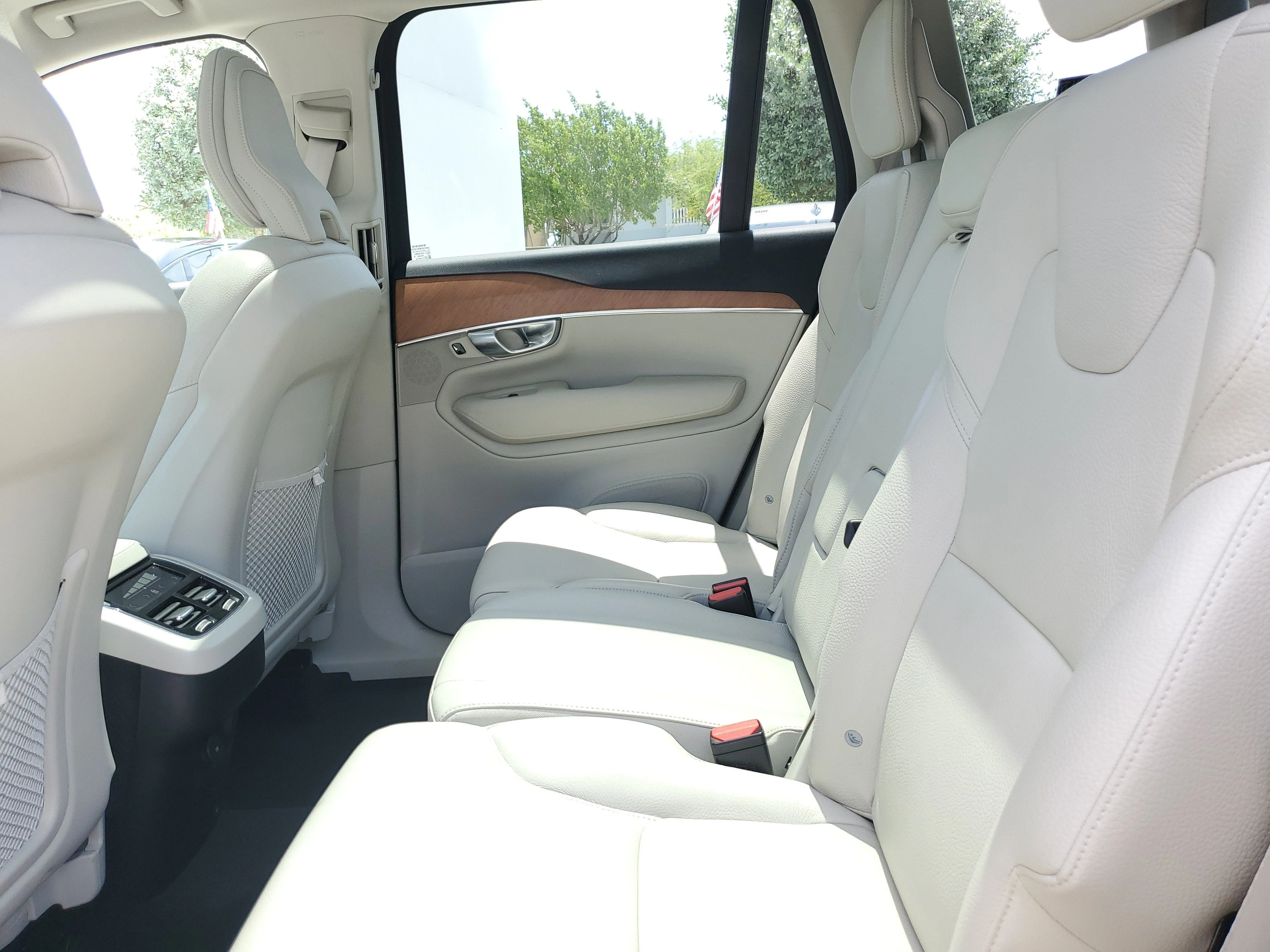 Used 2022 Bright Silver Metallic Volvo T6 Momentum image 15