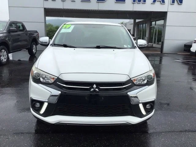 Used 2019 Pearl White Mitsubishi 2.0 SE image 3