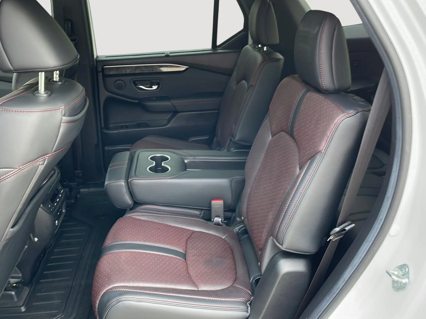 Used 2025 Platinum White Pearl Honda Black Edition image 5