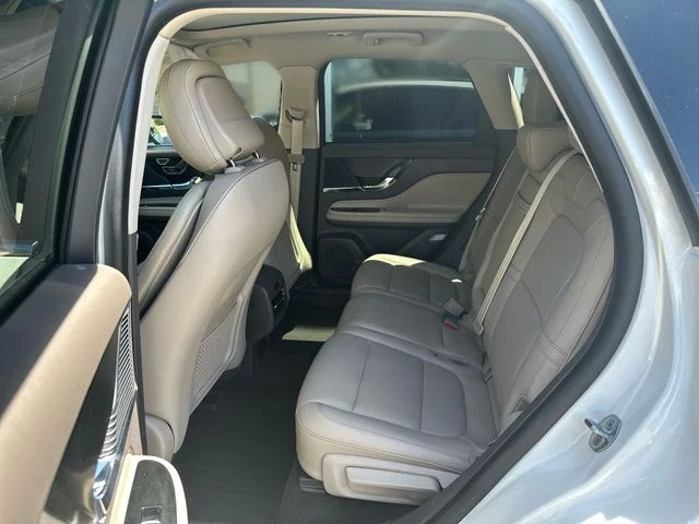 Used 2020 White Lincoln Standard image 24