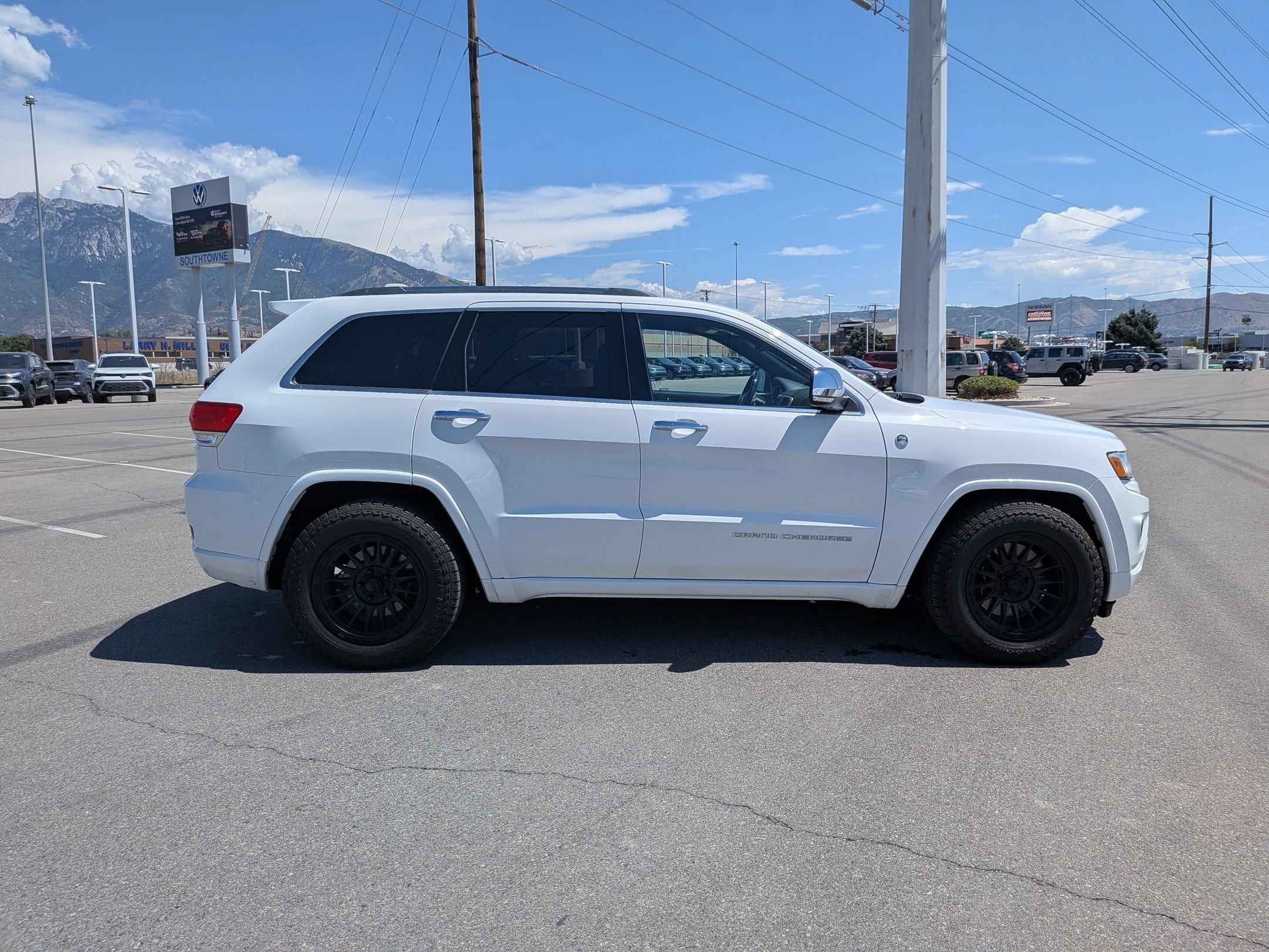 Used 2015 Bright White Clearcoat Jeep Overland image 2