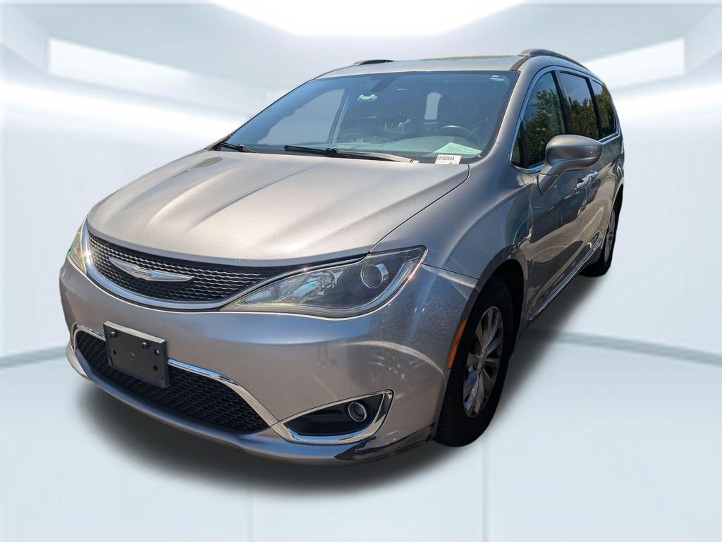 2017 Chrysler Pacifica Touring-L's photo
