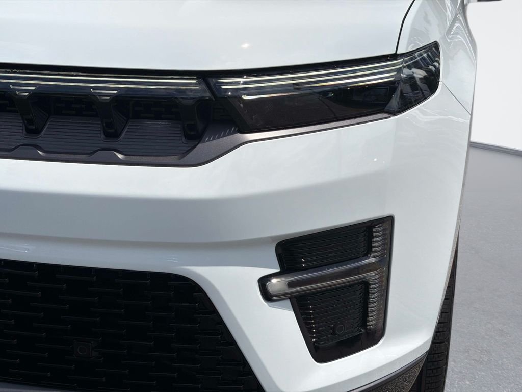 New 2026 Bright White Clear-Coat Exterior Paint Jeep Limited image 9