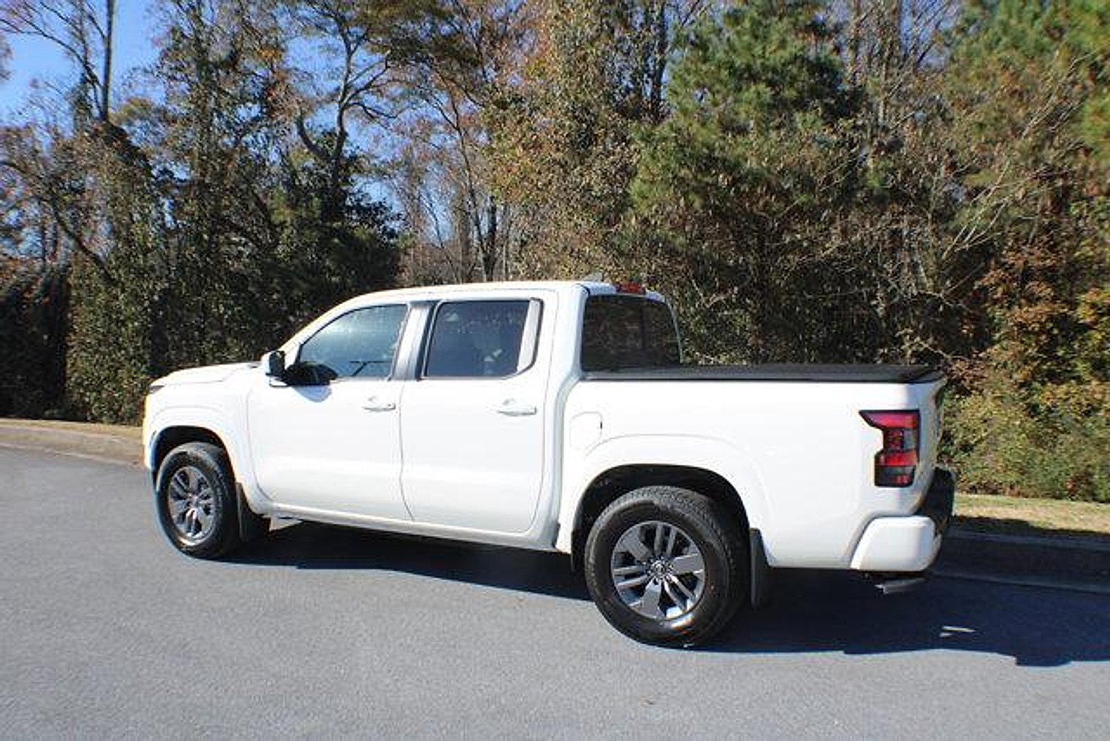 New 2026 Glacier White Nissan SV image 3