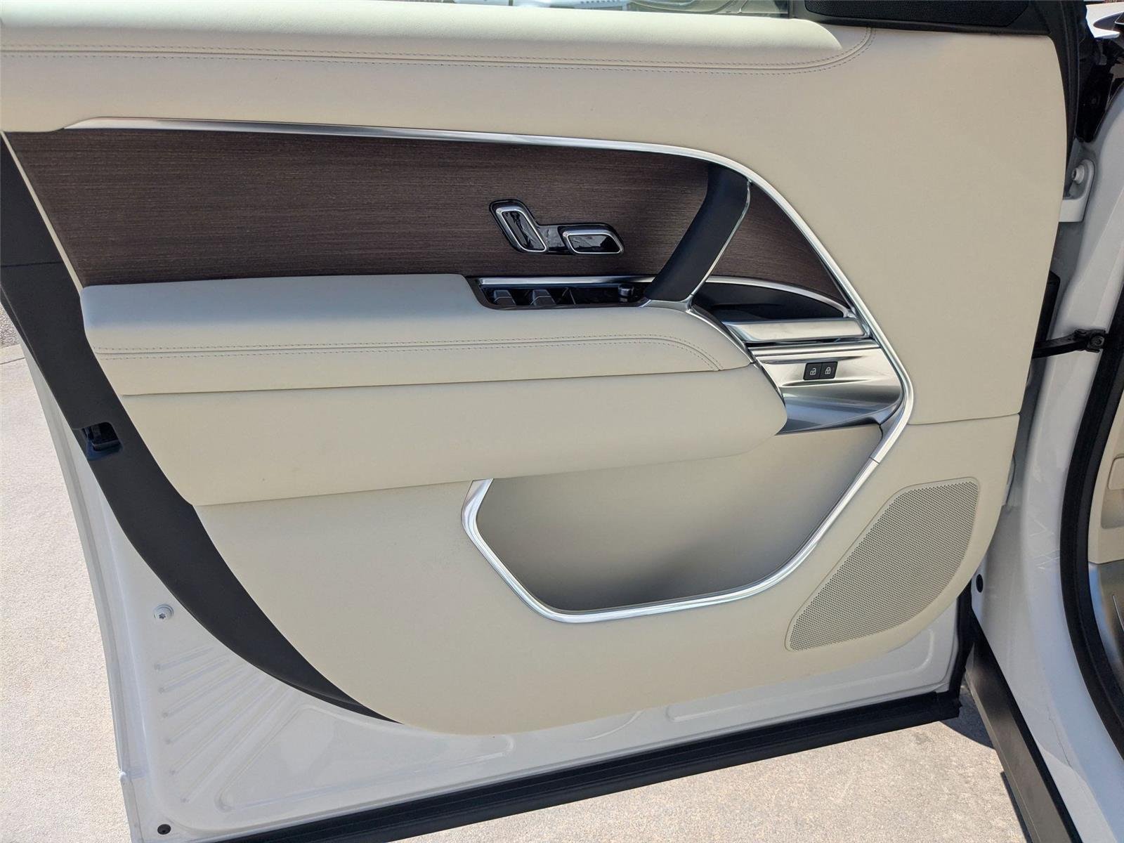 New 2026 Icy White Land Rover SE image 11
