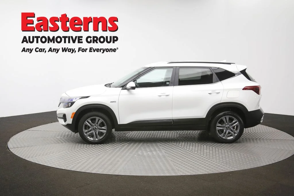 Used 2021 White Kia S image 58