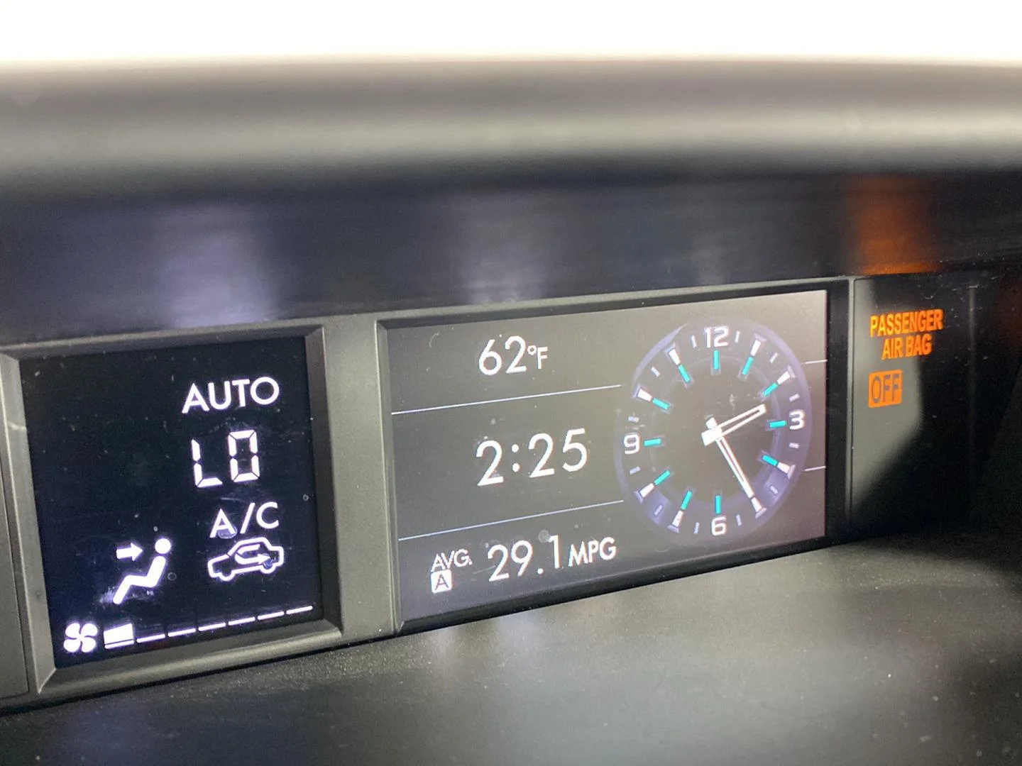 Used 2018 Ice Silver Metallic Subaru Limited image 17