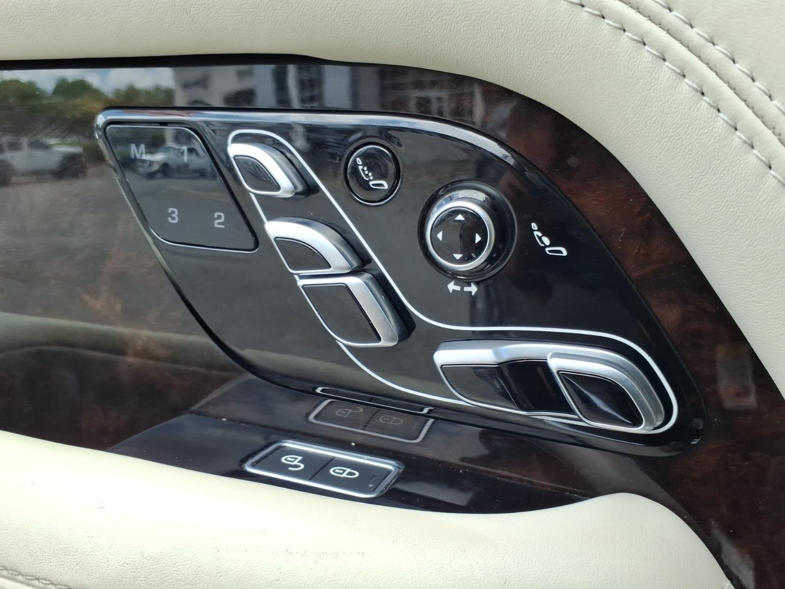 Used 2020 Santorini Black Metallic Land Rover Autobiography image 8