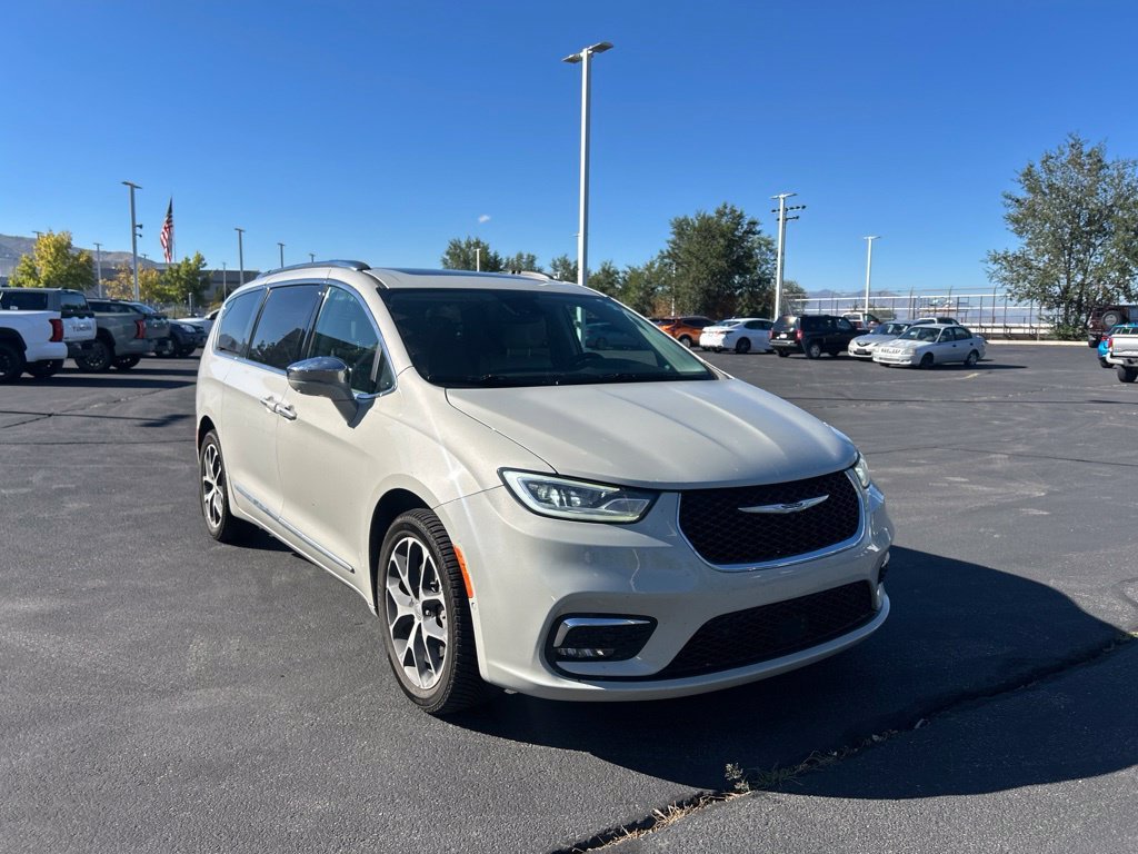 Used 2021 Luxury White Pearlcoat Chrysler Limited image 1