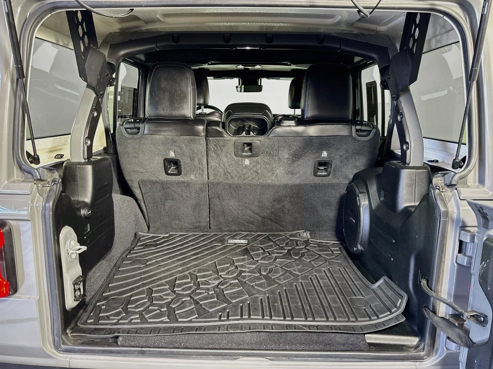 Used 2020 Sting-Gray Clearcoat Jeep Rubicon image 24