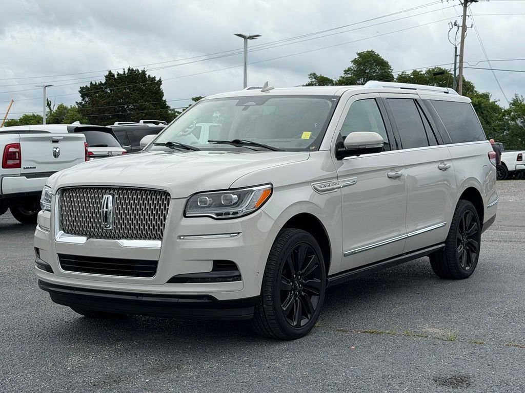 Used 2022 White Lincoln Reserve image 11