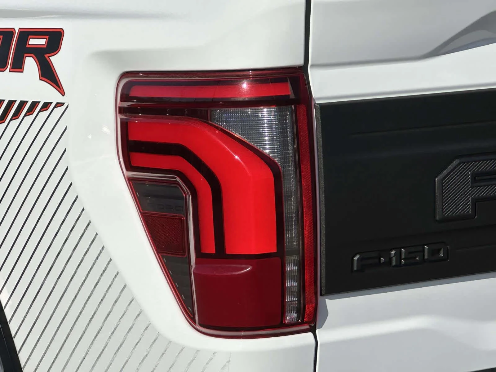 Used 2025 Oxford White Clearcoat Ford Raptor image 12