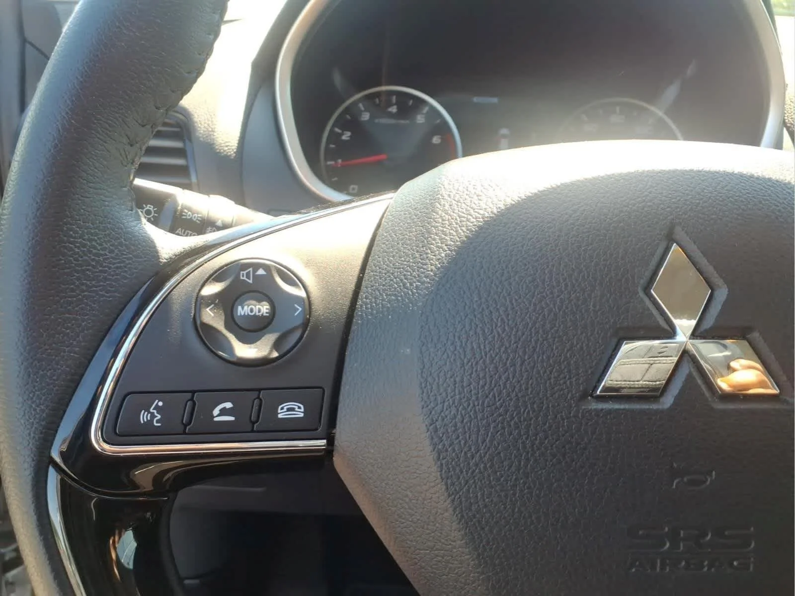 Used 2024 Alloy Silver Metallic Mitsubishi SE image 27