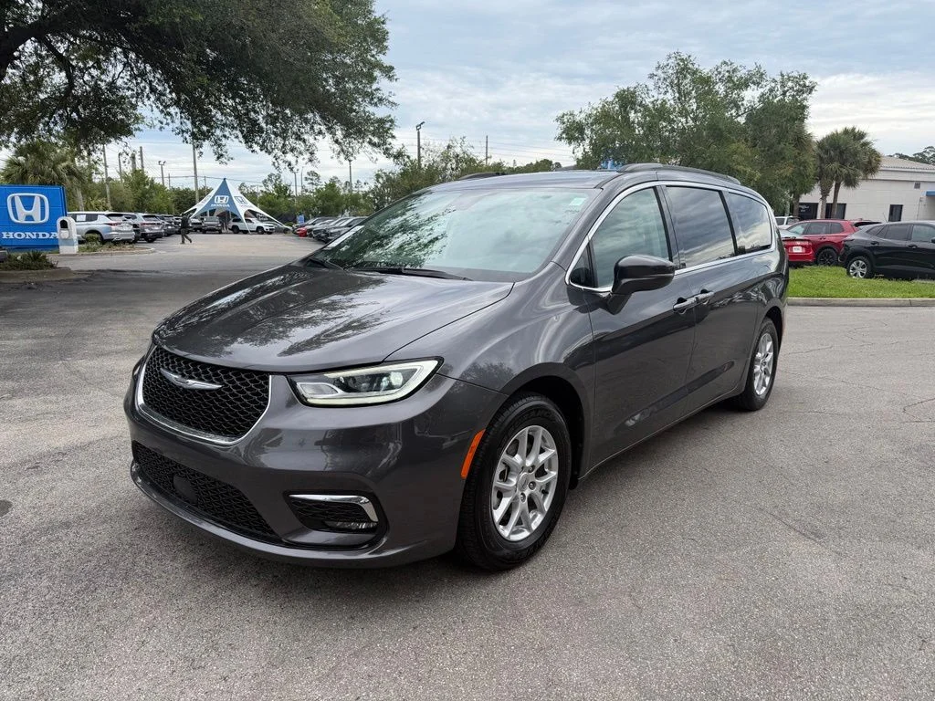 Used 2022 Crystal Metallic Chrysler Touring L image 3