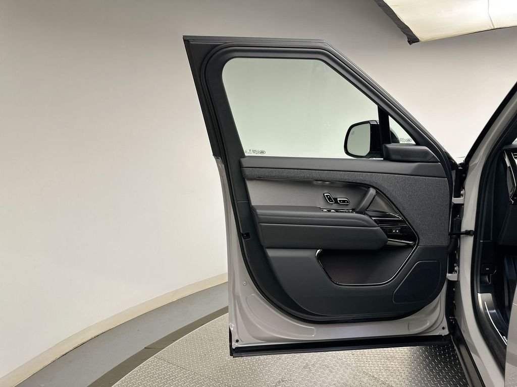 New 2026 Borasco Grey Land Rover SE image 9