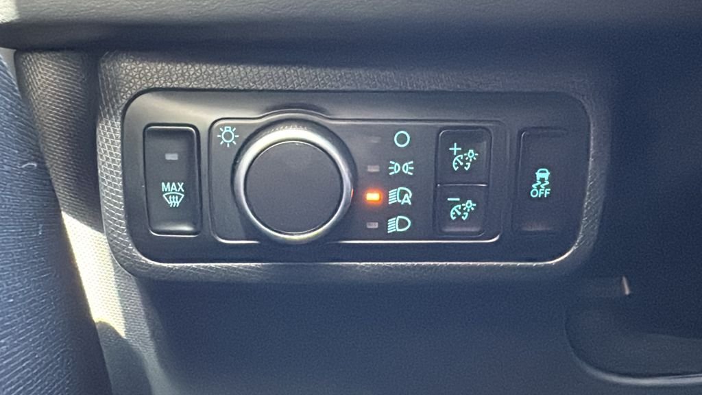 Used 2025 Green Ford Select image 18