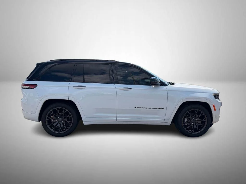 Used 2024 White Jeep Summit Reserve image 5