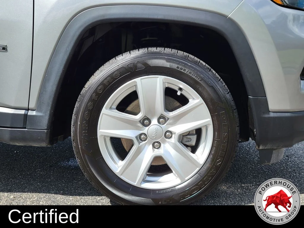 Used 2022 Silver Jeep Latitude image 12