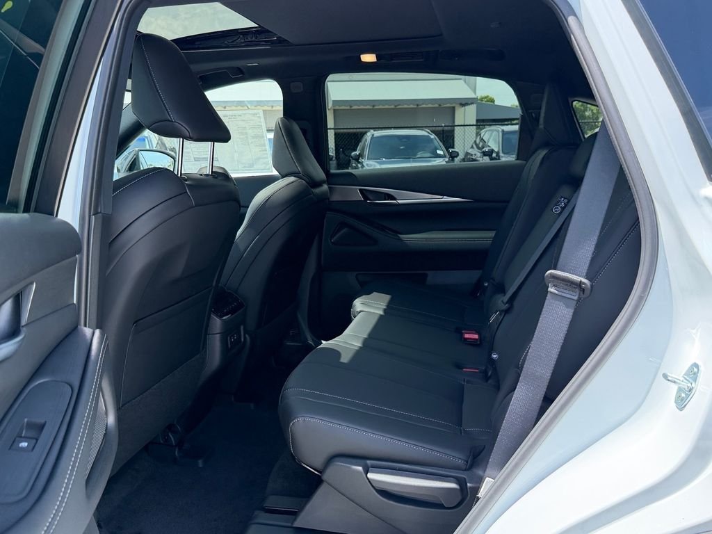 New 2027 RADIANT WHITE INFINITI Luxe AWD image 11