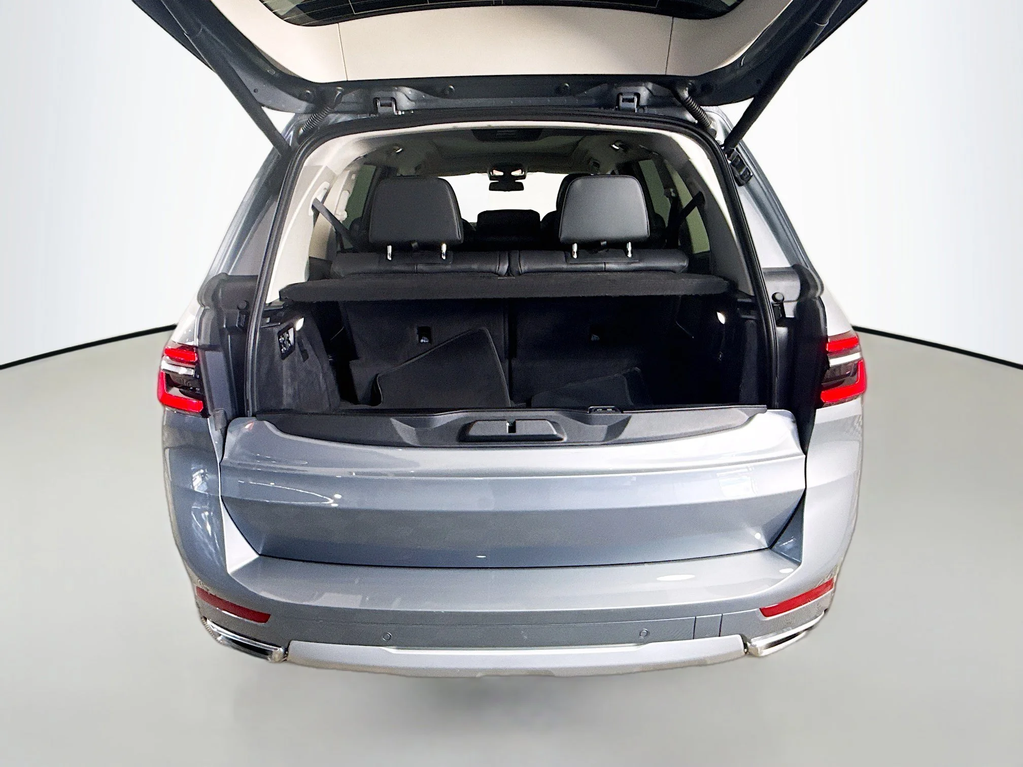 Used 2026 Skyscraper Gray Metallic BMW xDrive40i image 31