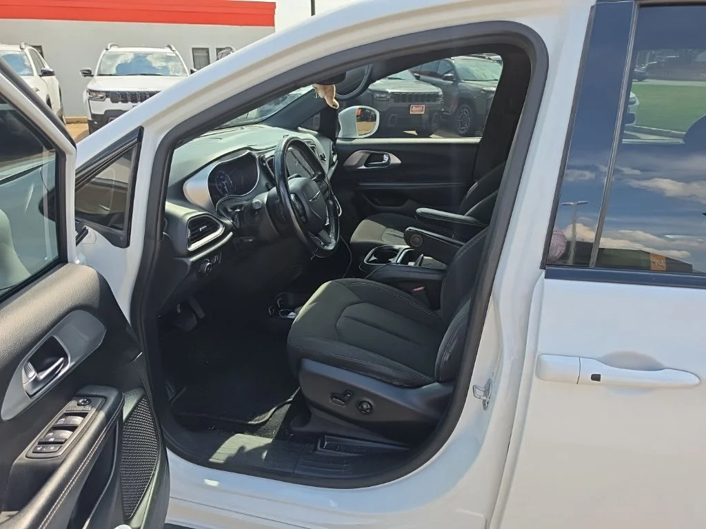 Used 2020 White Chrysler Touring image 14