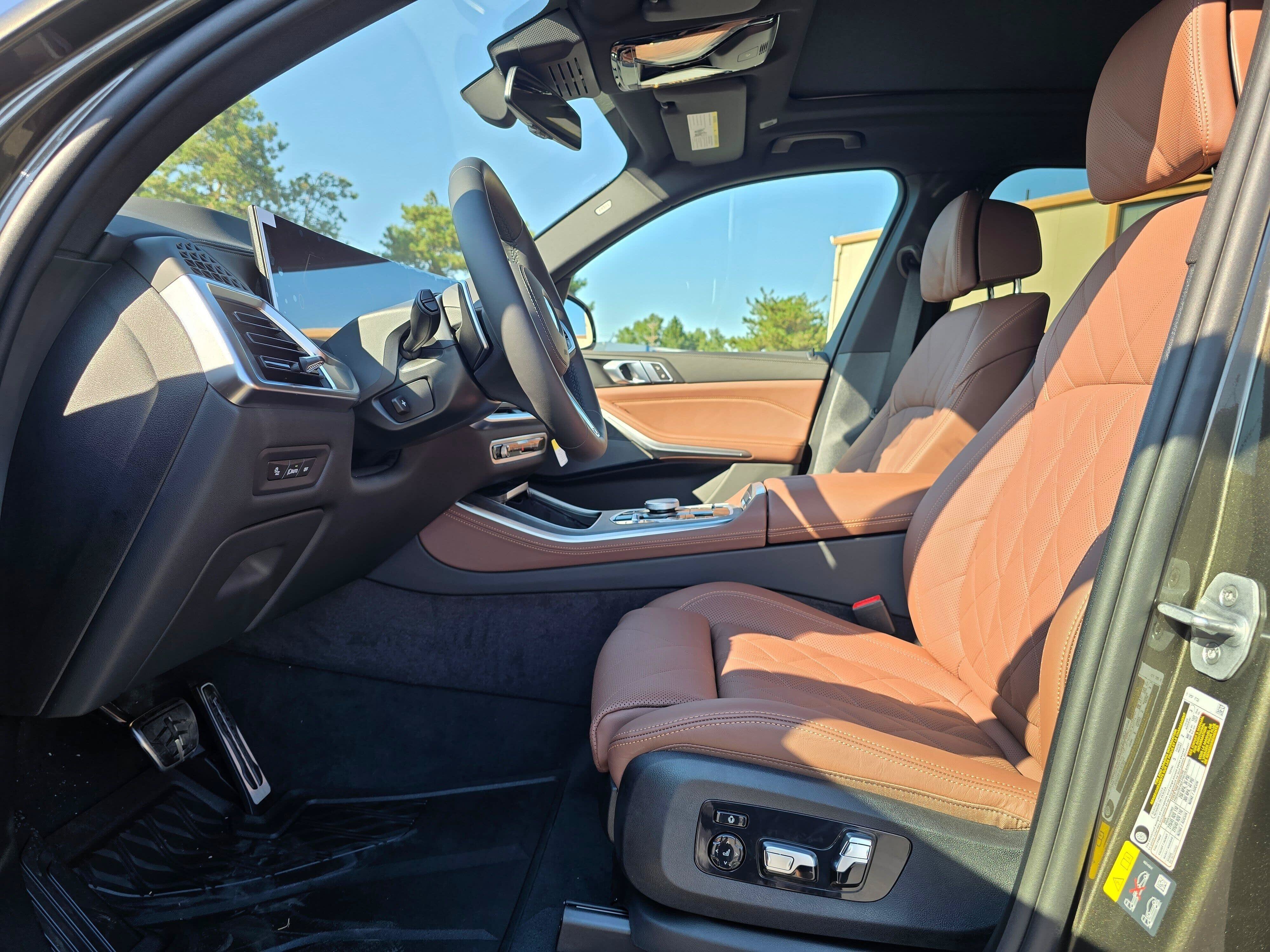 New 2026 Manhattan Green Metallic BMW xDrive50e image 10
