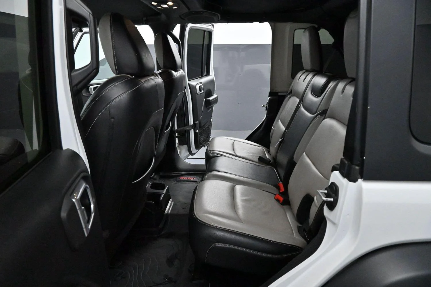 Used 2020 Bright White Clearcoat Jeep Sport S image 26