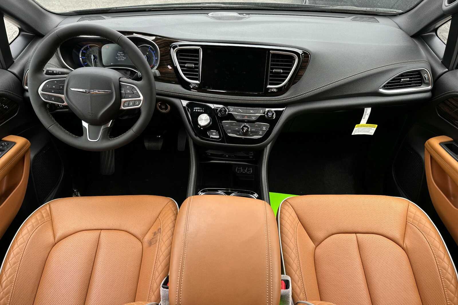 New 2023 Brilliant Black Crystal Pearl-Coat Exterior Paint Chrysler PINNACLE image 13