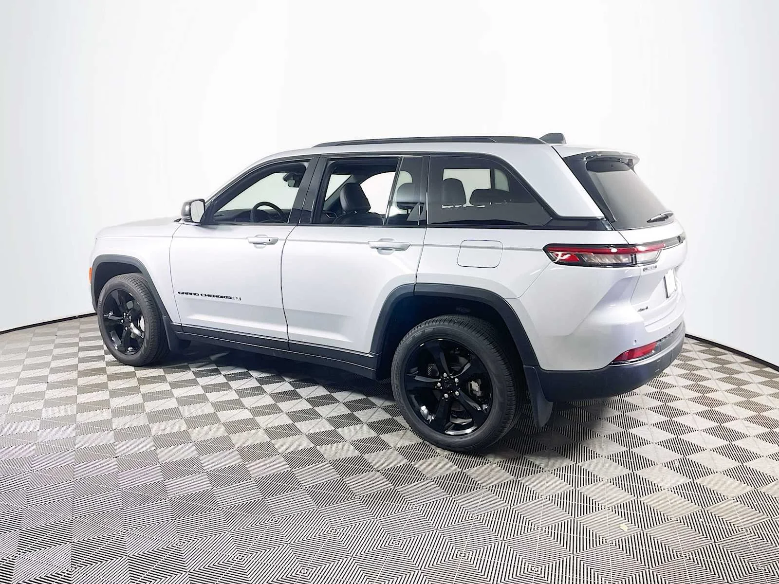 Used 2025 Silver Zynith Jeep Limited image 6