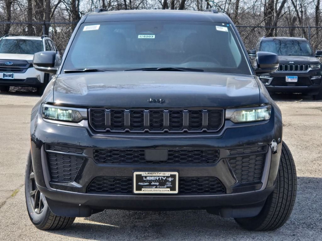 New 2026 Diamond Black Crystal Pearl-Coat Exterior Paint Jeep Altitude image 5