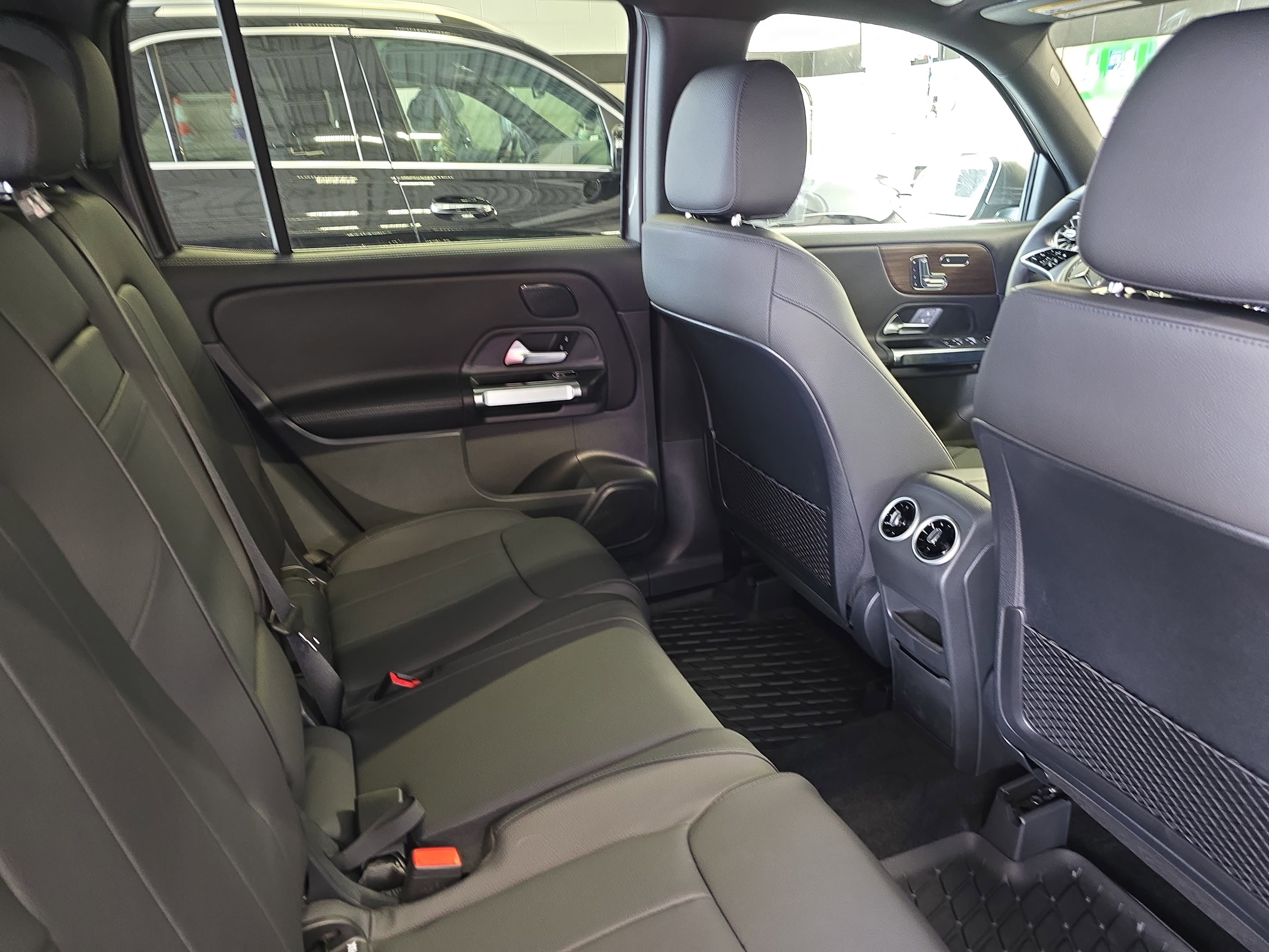 New 2026 Mountain Grey Metallic Mercedes-Benz GLB250 image 11