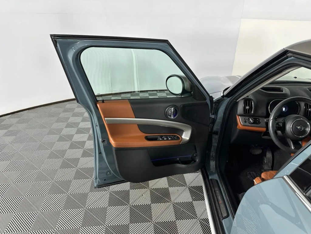 Used 2024 Green MINI Iconic image 18