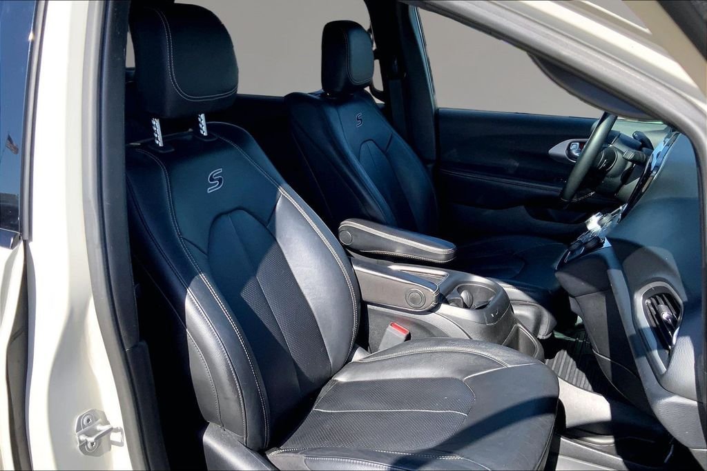 Used 2020 Luxury White Pearlcoat Chrysler Touring L Plus image 7