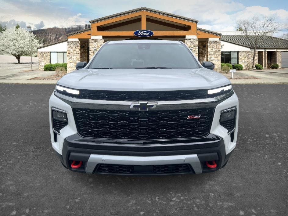 Used 2024 Iridescent Pearl Tricoat Chevrolet AWD Z71 image 2