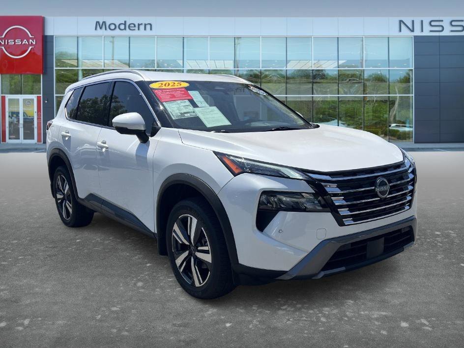 Used 2025 Everest White Pearl Nissan SL image 7