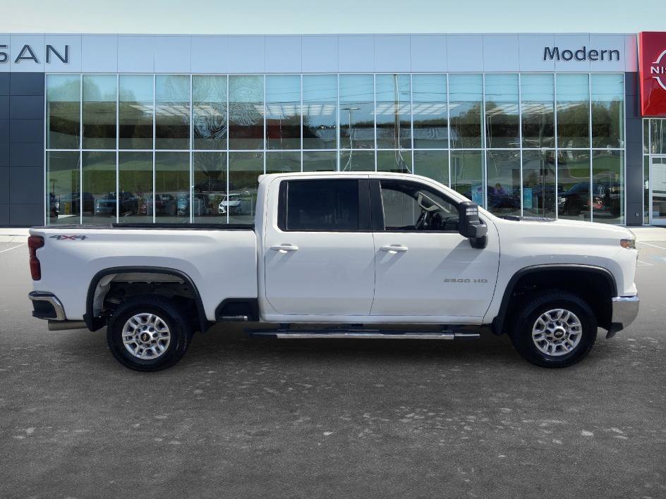 Used 2025 Summit White Chevrolet LT image 4