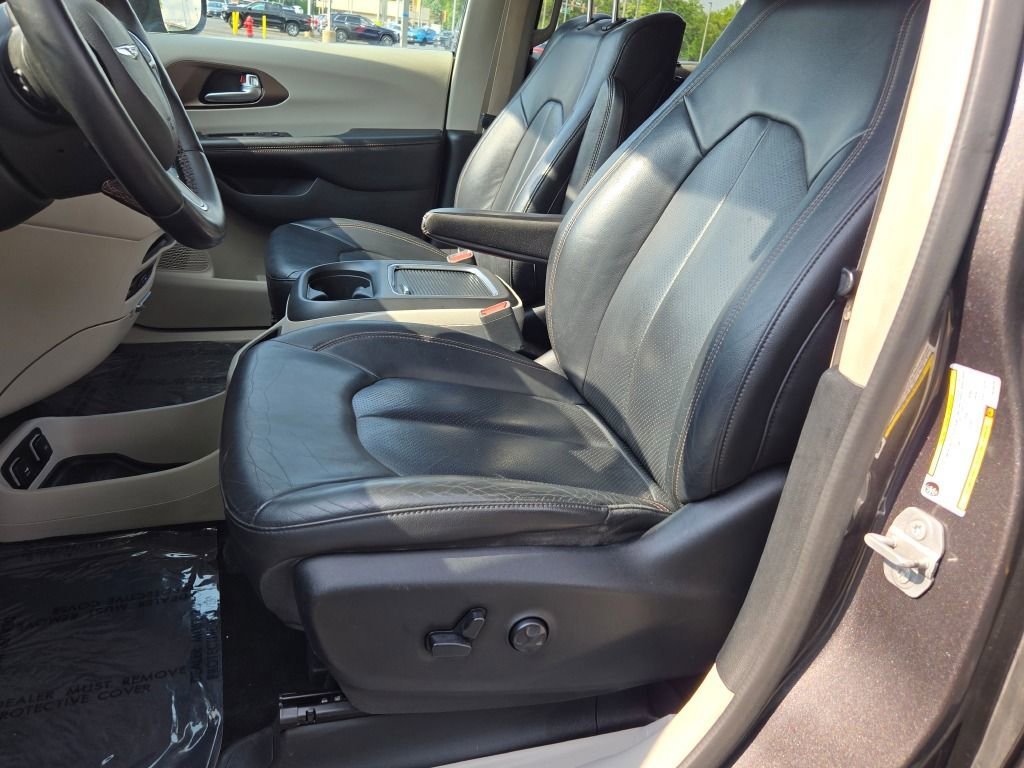 Used 2018 Gray Chrysler Touring L Plus image 22