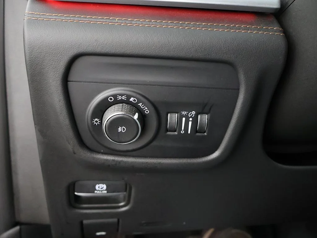 Used 2023 Diamond Black Jeep Summit Reserve image 46