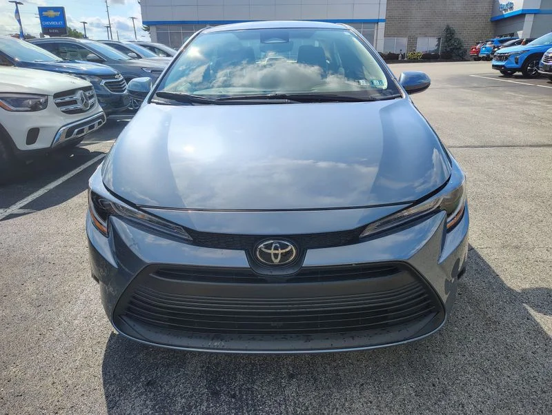 Used 2025  Toyota LE image 2