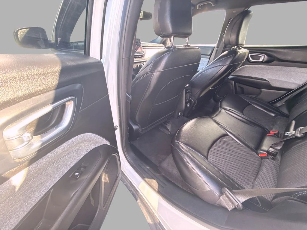 Used 2024 White Jeep Latitude image 13