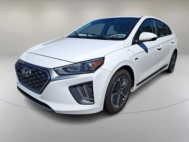 Used 2020 White Hyundai SE image 5