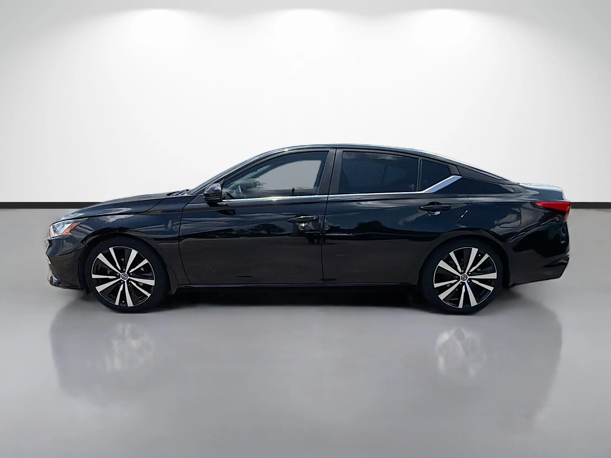 Used 2020 Super Black Nissan 2.5 SR image 6