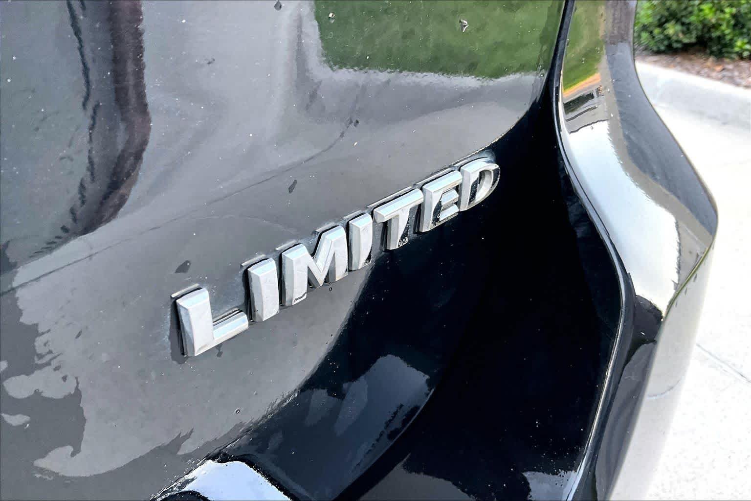 Used 2020 Diamond Black Crystal Pearlcoat Jeep Limited image 9