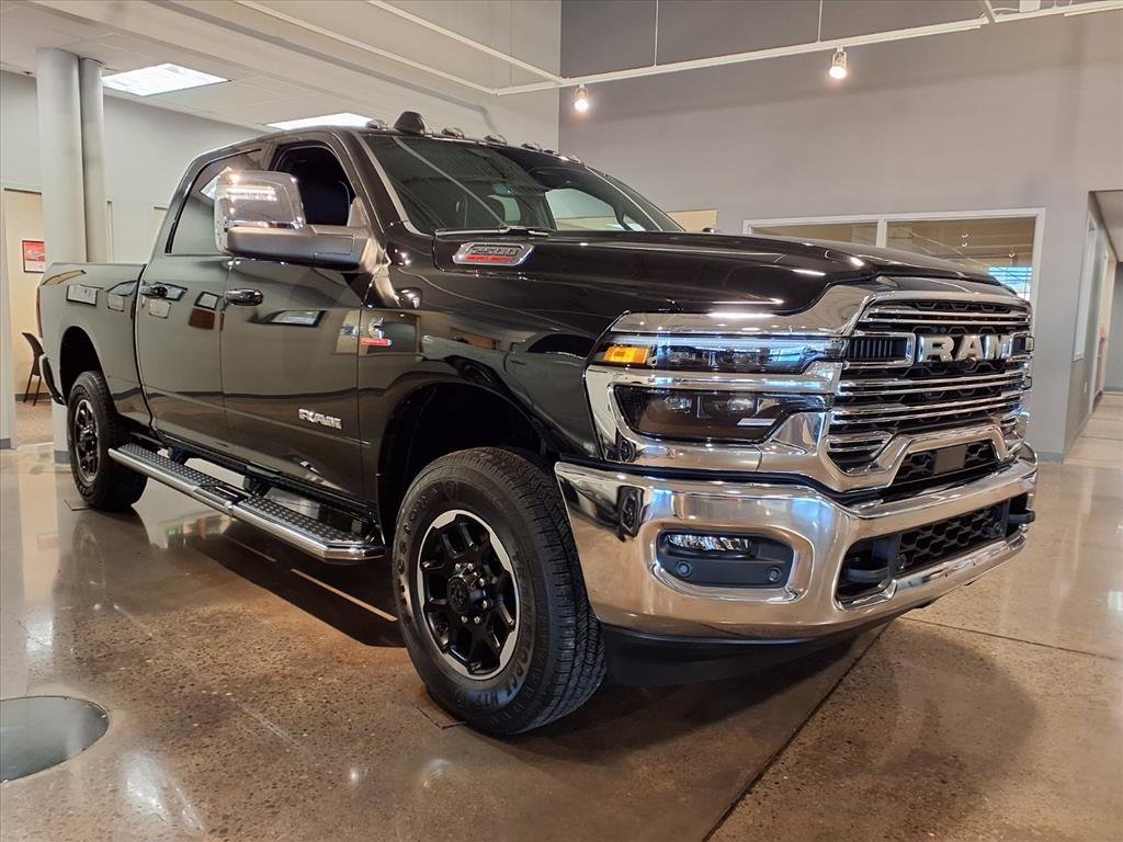 New 2026 Diamond Black Crystal Pearl-Coat Exterior Paint RAM Laramie image 3