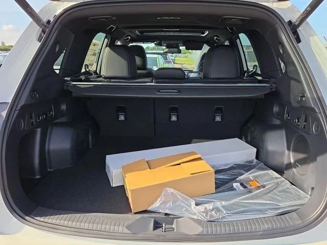 New 2026 CRYSTAL WHITE PEARL Subaru Limited image 24