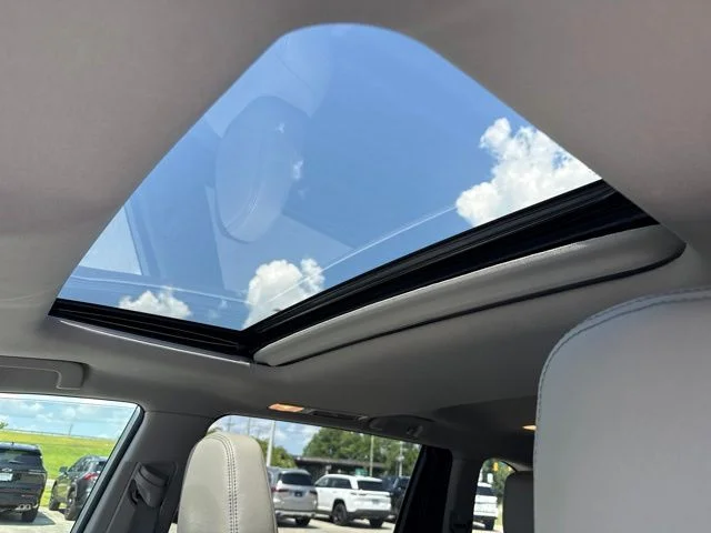 Used 2018 Silver Toyota XLE image 8