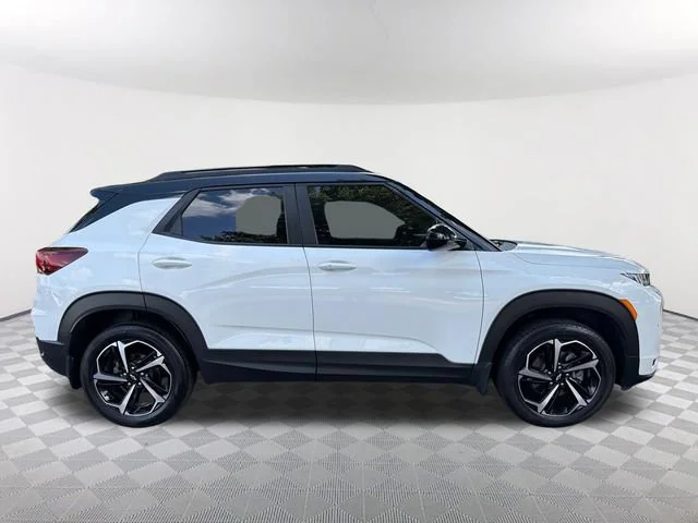 Used 2023 SUMMIT WHITE Chevrolet RS image 4